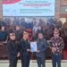 Ketua DPRD Kapuas Ardiansah., S.Hut., M.M., didampingi Wakil Ketua I DPRD Kapuas Yohanes., ST., menyerahkan dokumen kepada Bupati Kapuas H. M. Wiyatno, disaksikan Anggota DPRD Kapuas, jajaran pemerintah daerah, kepala OPD, dan tamu undangan. (ist)