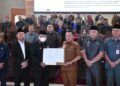 Ketua DPRD Kabupaten Kapuas Ardiansah dan Bupati Kapuas HM. Wiyatno menunjukkan dokumen persetujuan yang disaksikan Wakil Ketua I DPRD Kapuas Yohanes dan Wakil Ketua II DPRD Kapuas Berinto bersama Wakil Bupati Kapuas Dodo serta Sekretaris Daerah Usis I Sangkai, Senin (6/7/2026). (ist)