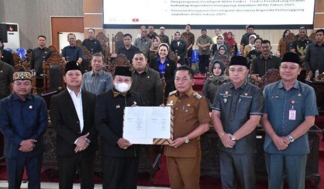 Ketua DPRD Kabupaten Kapuas Ardiansah dan Bupati Kapuas HM. Wiyatno menunjukkan dokumen persetujuan yang disaksikan Wakil Ketua I DPRD Kapuas Yohanes dan Wakil Ketua II DPRD Kapuas Berinto bersama Wakil Bupati Kapuas Dodo serta Sekretaris Daerah Usis I Sangkai, Senin (6/7/2026). (ist)