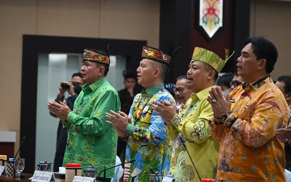 Bupati Bartim, M. Yamin beserta jajaran kepala daerah se-Kalimantan Tengah, mengikuti rakor penanganan karhutla di Aula Jaya Tingang Palangka Raya, Jumat (4/9/2026). (ist)