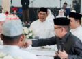 Bupati Barito Utara, H. Shalahuddin, menyaksikan pernikahan Azizah Dwi Suci, S.T., M.T., dengan Muhammad Munawar Fadilah, S.T., di Gedung Balai Antang Muara Teweh, Senin (31/8/2026).