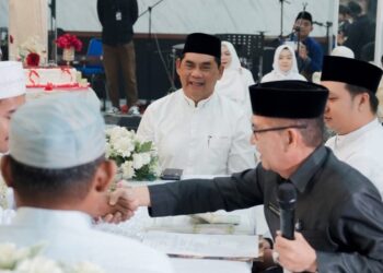 Bupati Barito Utara, H. Shalahuddin, menyaksikan pernikahan Azizah Dwi Suci, S.T., M.T., dengan Muhammad Munawar Fadilah, S.T., di Gedung Balai Antang Muara Teweh, Senin (31/8/2026).