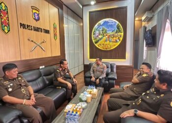 Kapolres Barito Timur AKBP Eddy Santoso, S.I.K., M.H., didampingi Wakapolres Kompol Alexsander F. Sitepu, S.H., dan Kasat Reskrim, bercengkerama dengan Kajari Barito Timur Abdul Halim, S.H., M.H., Selasa (1/9/2026). (ist)