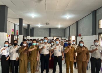 Kepala Rutan Kelas IIB Tamiang Layang, Agung Novarianto, beserta jajaran dan petugas Dinkes usai sosialisasi dengan warga binaan, Selasa (1/9/2026). (ist)