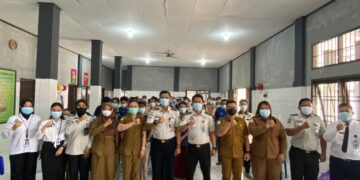Kepala Rutan Kelas IIB Tamiang Layang, Agung Novarianto, beserta jajaran dan petugas Dinkes usai sosialisasi dengan warga binaan, Selasa (1/9/2026). (ist)