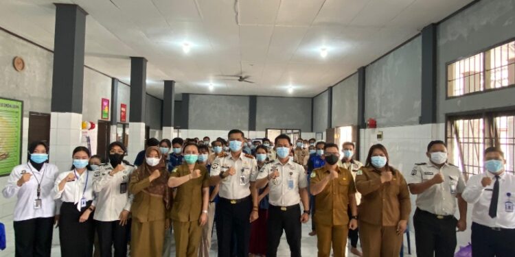 Kepala Rutan Kelas IIB Tamiang Layang, Agung Novarianto, beserta jajaran dan petugas Dinkes usai sosialisasi dengan warga binaan, Selasa (1/9/2026). (ist)
