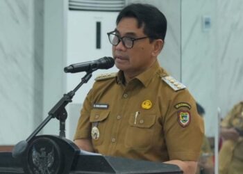 Bupati Barito Utara H. Shalahuddin, menyampaikan arahan saat membuka Rapat Koordinasi (Rakor) Pengendalian dan Evaluasi Pembangunan Daerah Tahun 2026 di Gedung Balai Antang, Selasa (1/9/2026).