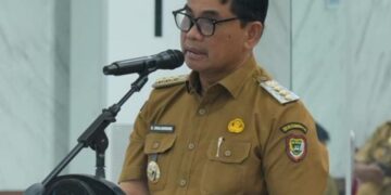 Bupati Barito Utara H. Shalahuddin, menyampaikan arahan saat membuka Rapat Koordinasi (Rakor) Pengendalian dan Evaluasi Pembangunan Daerah Tahun 2026 di Gedung Balai Antang, Selasa (1/9/2026).