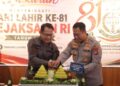 Kapolres Barito Timur AKBP Eddy Santoso, S.I.K., M.H., dan Kajari Bartim Abdul Halim, S.H., M.H., memotong tumpeng bersama dalam syukuran Harlah ke-81 Kejaksaan RI, Rabu (2/9/2026).