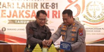 Kapolres Barito Timur AKBP Eddy Santoso, S.I.K., M.H., dan Kajari Bartim Abdul Halim, S.H., M.H., memotong tumpeng bersama dalam syukuran Harlah ke-81 Kejaksaan RI, Rabu (2/9/2026).