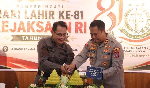 Kapolres Barito Timur AKBP Eddy Santoso, S.I.K., M.H., dan Kajari Bartim Abdul Halim, S.H., M.H., memotong tumpeng bersama dalam syukuran Harlah ke-81 Kejaksaan RI, Rabu (2/9/2026).