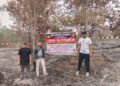 Unit Reskrim Polsek Rakumpit memasang police line di areal yang sebelumnya terbakar di Jalan Tumbang Talaken Km 78, Kelurahan Bukit Sua, Kecamatan Rakumpit, Rabu (2/9/2026).