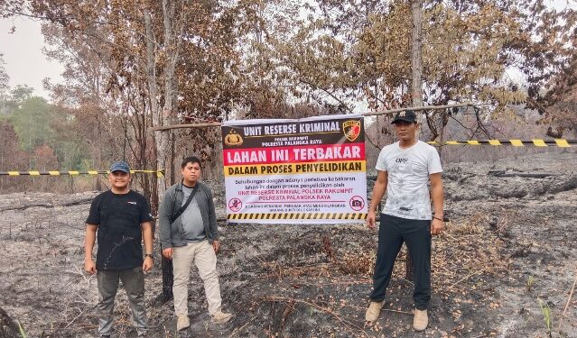 Unit Reskrim Polsek Rakumpit memasang police line di areal yang sebelumnya terbakar di Jalan Tumbang Talaken Km 78, Kelurahan Bukit Sua, Kecamatan Rakumpit, Rabu (2/9/2026).