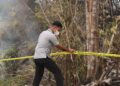Kasat Reskrim Polres Gunung Mas, AKP Agung Gunawan Putra, S.T.K., S.I.K., M.H., CPHR., CBA., secara langsung memasang police line di lahan yang dibakar, Rabu (2/9/2026). (ist)