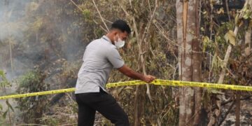 Kasat Reskrim Polres Gunung Mas, AKP Agung Gunawan Putra, S.T.K., S.I.K., M.H., CPHR., CBA., secara langsung memasang police line di lahan yang dibakar, Rabu (2/9/2026). (ist)