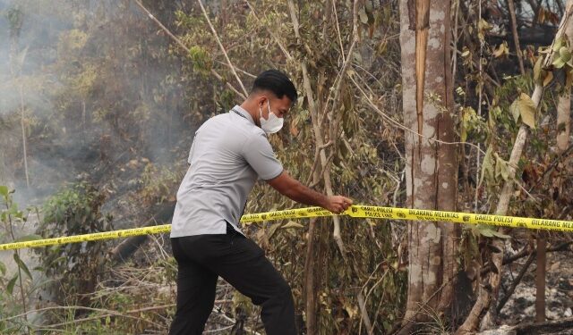 Kasat Reskrim Polres Gunung Mas, AKP Agung Gunawan Putra, S.T.K., S.I.K., M.H., CPHR., CBA., secara langsung memasang police line di lahan yang dibakar, Rabu (2/9/2026). (ist)