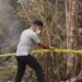 Kasat Reskrim Polres Gunung Mas, AKP Agung Gunawan Putra, S.T.K., S.I.K., M.H., CPHR., CBA., secara langsung memasang police line di lahan yang dibakar, Rabu (2/9/2026). (ist)