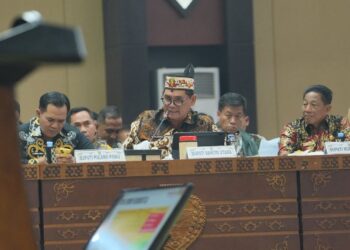 Bupati Barito Utara, H. Shalahuddin, memaparkan penanganan karhutla yang telah dilakukan daerah pada Rapat Evaluasi Pencegahan dan Penanganan Karhutla Provinsi Kalimantan Tengah di Aula Jayang Tingang, Palangka Raya, Kamis (3/9/2026). (ist)
