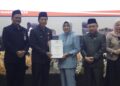 Sekda Barito Utara, Muhlis, menyerahkan dokumen Raperda Perubahan APBD 2026 yang diterima Ketua DPRD Hj. Mery Rukaini, dalam paripurna, Kamis (3/9/2026).