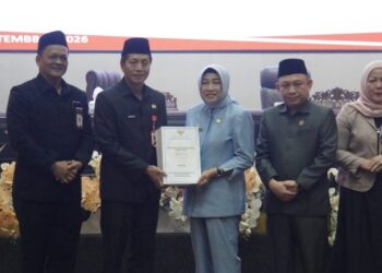 Sekda Barito Utara, Muhlis, menyerahkan dokumen Raperda Perubahan APBD 2026 yang diterima Ketua DPRD Hj. Mery Rukaini, dalam paripurna, Kamis (3/9/2026).