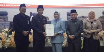 Sekda Barito Utara, Muhlis, menyerahkan dokumen Raperda Perubahan APBD 2026 yang diterima Ketua DPRD Hj. Mery Rukaini, dalam paripurna, Kamis (3/9/2026).