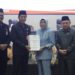Sekda Barito Utara, Muhlis, menyerahkan dokumen Raperda Perubahan APBD 2026 yang diterima Ketua DPRD Hj. Mery Rukaini, dalam paripurna, Kamis (3/9/2026).