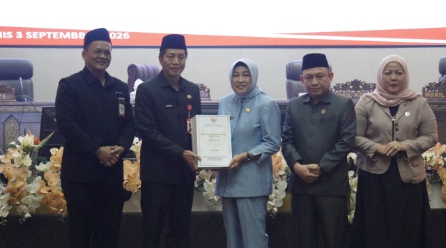 Sekda Barito Utara, Muhlis, menyerahkan dokumen Raperda Perubahan APBD 2026 yang diterima Ketua DPRD Hj. Mery Rukaini, dalam paripurna, Kamis (3/9/2026).