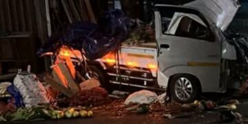 Kondisi mobil pikap yang hancur usai kecelakaan. (ist)