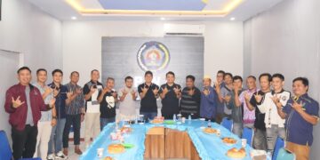 Kapolres Barito Selatan, AKBP Jecson R. Hutapea, S.I.K., M.H., dan jajaran PWI Barito Selatan usai silahturahmi.
