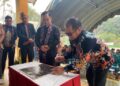 Sekda Bartim, Misnohartaku, menandatangani prasasti GKE Paju Epat menjadi resort, Jumat (4/9/2026).