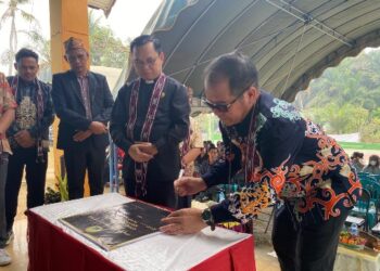Sekda Bartim, Misnohartaku, menandatangani prasasti GKE Paju Epat menjadi resort, Jumat (4/9/2026).