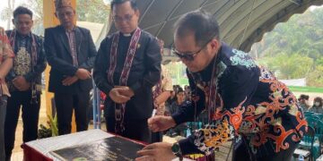 Sekda Bartim, Misnohartaku, menandatangani prasasti GKE Paju Epat menjadi resort, Jumat (4/9/2026).