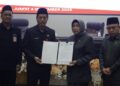 Sekda Barito Utara, Muhlis, menerima dokumen pandangan umum fraksi DPRD Barito Utara yang serahkan Ketua DPRD Hj. Merry Rukaini, Kamis (4/9/2026).