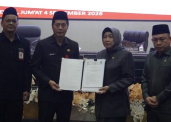 Sekda Barito Utara, Muhlis, menerima dokumen pandangan umum fraksi DPRD Barito Utara yang serahkan Ketua DPRD Hj. Merry Rukaini, Kamis (4/9/2026).