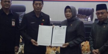 Sekda Barito Utara, Muhlis, menerima dokumen pandangan umum fraksi DPRD Barito Utara yang serahkan Ketua DPRD Hj. Merry Rukaini, Kamis (4/9/2026).