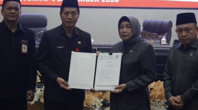 Sekda Barito Utara, Muhlis, menerima dokumen pandangan umum fraksi DPRD Barito Utara yang serahkan Ketua DPRD Hj. Merry Rukaini, Kamis (4/9/2026).