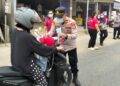 Kapolsek Dusun Tengah IPTU Stefanus Rantealo, S.H., M.M., secara langsung memasangkan masker untuk anak dari pengendara yang melintas, Sabtu (5/9/2026).