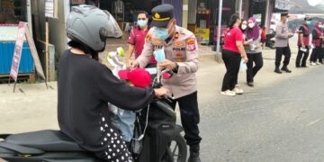 Kapolsek Dusun Tengah IPTU Stefanus Rantealo, S.H., M.M., secara langsung memasangkan masker untuk anak dari pengendara yang melintas, Sabtu (5/9/2026).