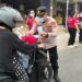 Kapolsek Dusun Tengah IPTU Stefanus Rantealo, S.H., M.M., secara langsung memasangkan masker untuk anak dari pengendara yang melintas, Sabtu (5/9/2026).