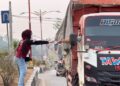Para perawat yang tergabung dalam PPNI Barito Timur, membagikan masker gratis kepada pengendara, Sabtu (5/9/2026).