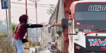 Para perawat yang tergabung dalam PPNI Barito Timur, membagikan masker gratis kepada pengendara, Sabtu (5/9/2026).