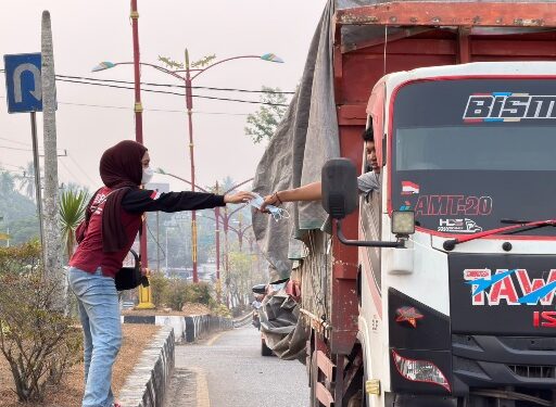 Para perawat yang tergabung dalam PPNI Barito Timur, membagikan masker gratis kepada pengendara, Sabtu (5/9/2026).