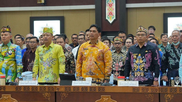 Bupati Barito Utara, H. Shalahuddin, saat mengikuti Rapat Koordinasi Penanganan dan Pencegahan Karhutla pada Perkebunan Kelapa Sawit di Provinsi Kalimantan Tengah, di Palangka Raya, Jumat (4/9/2026).