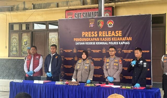Kapolres Kapuas AKBP Rina Perwitasari, beserta jajaran dalam press release, Senin (7/9/2026). (ist)