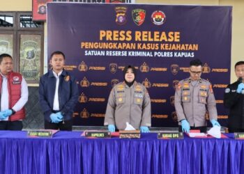 Kapolres Kapuas AKBP Rina Perwitasari, beserta jajaran dalam press release pengungkapan kasus kejahatan, Senin (7/9/2026). (ist)