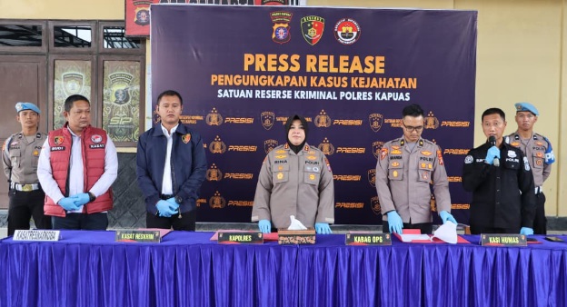 Kapolres Kapuas AKBP Rina Perwitasari, beserta jajaran dalam press release pengungkapan kasus kejahatan, Senin (7/9/2026). (ist)