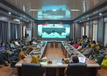 Rakor penanggulangan dan penanganan puncak karhutla Tahun 2026 yang diikuti Bupati Barito Utara H. Shalahuddin bersama Wakil Bupati Felix Soenadi Y. Tingan, Forkopimda dan jajaran kepala SOPD secara daring, Senin (7/9/2026).