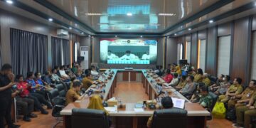 Rakor penanggulangan dan penanganan puncak karhutla Tahun 2026 yang diikuti Bupati Barito Utara H. Shalahuddin bersama Wakil Bupati Felix Soenadi Y. Tingan, Forkopimda dan jajaran kepala SOPD secara daring, Senin (7/9/2026).