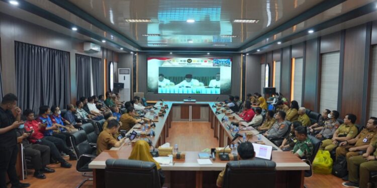 Rakor penanggulangan dan penanganan puncak karhutla Tahun 2026 yang diikuti Bupati Barito Utara H. Shalahuddin bersama Wakil Bupati Felix Soenadi Y. Tingan, Forkopimda dan jajaran kepala SOPD secara daring, Senin (7/9/2026).