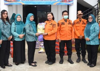 Ketua TP PKK Kabupaten Barito Utara, Hj. Maya Savitri Shalahuddin, menyerahkan bantuan, Selasa (8/9/2026).